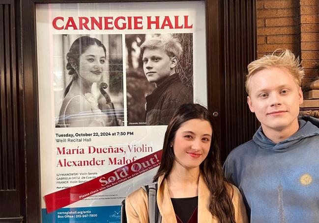 Duelas y Malofeev, ante el cartel de su recital en el Carnegie Hall.