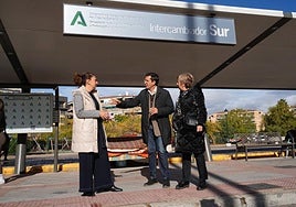 Los concejales Paco Cuenca, Raquel Ruz y María de Leyva, este miércoles, en el intercambiador sur de Granada.