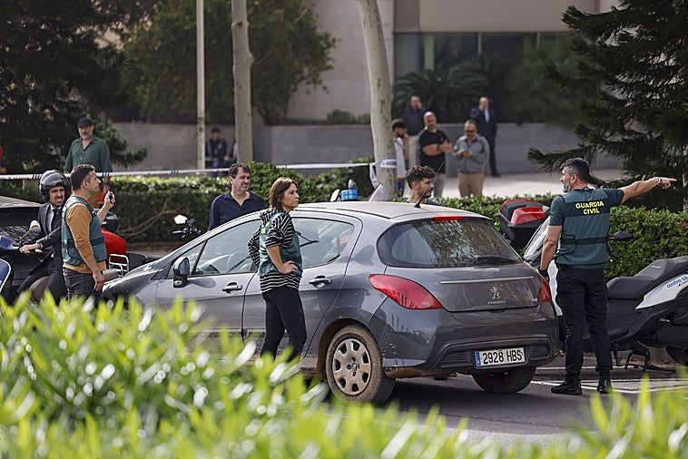 Agentes de la Guardia Civil de Valencia dan indicaciones.