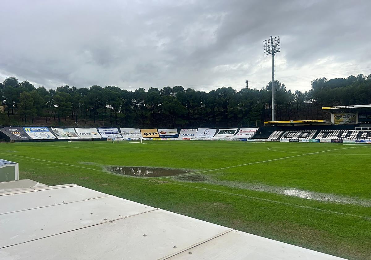 El campo del Ciudad de Tudela, con grandes charcos.