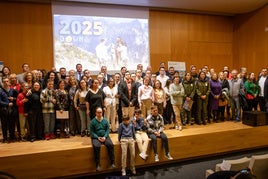 Protagonistas del calendario de Down Granada 2025 y asistentes a la presentación posan al final del acto.