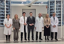 Juanma Moreno durante la visita a los nuevos laboratorios del hospital Clínico.