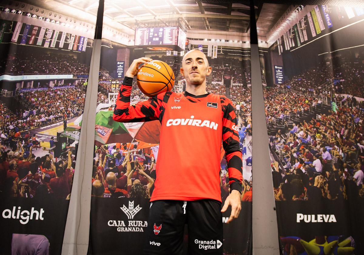 Jonathan Rousselle posa junto a una imagen del Palacio de Deportes a rebosar.