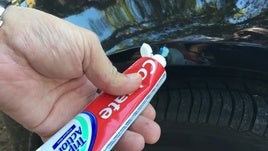 El truco para pasar la ITV usando pasta de dientes.