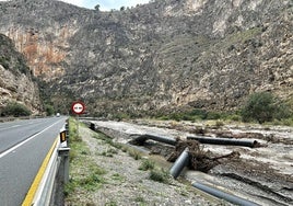 Tuberías de Rules afectadas por las lluvias en Vélez de Benaudalla.