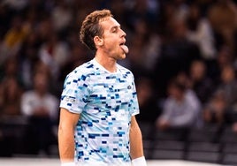 Roberto Carballés, en un gesto durante el Masters 1000 de París.