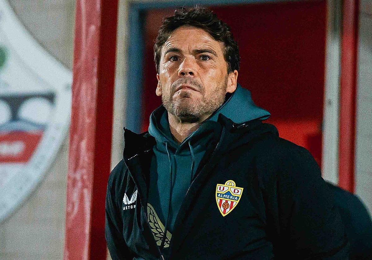 Rubi en el banquillo del campo del Sanse, el Estadio Matapiñoneras.