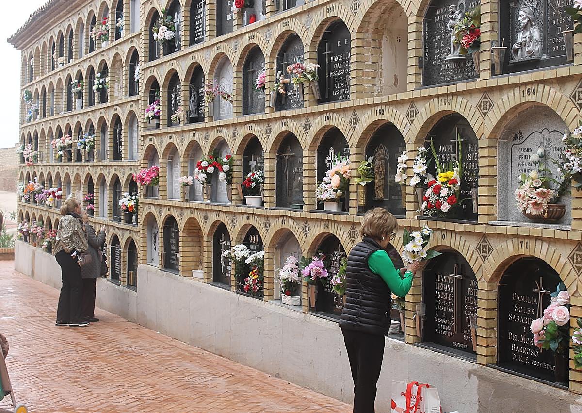 Imagen secundaria 1 - Varias familias colocando flores y un florista preparando un ramo