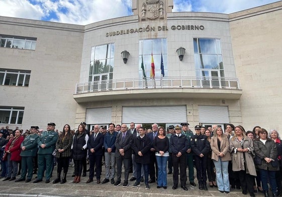 Minuto de silencio a las puertas de la Subdelegación del Gobierno en Jaén.