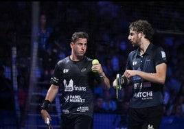 Mike Yanguas (derecha) conversa con Paquito Navarro.