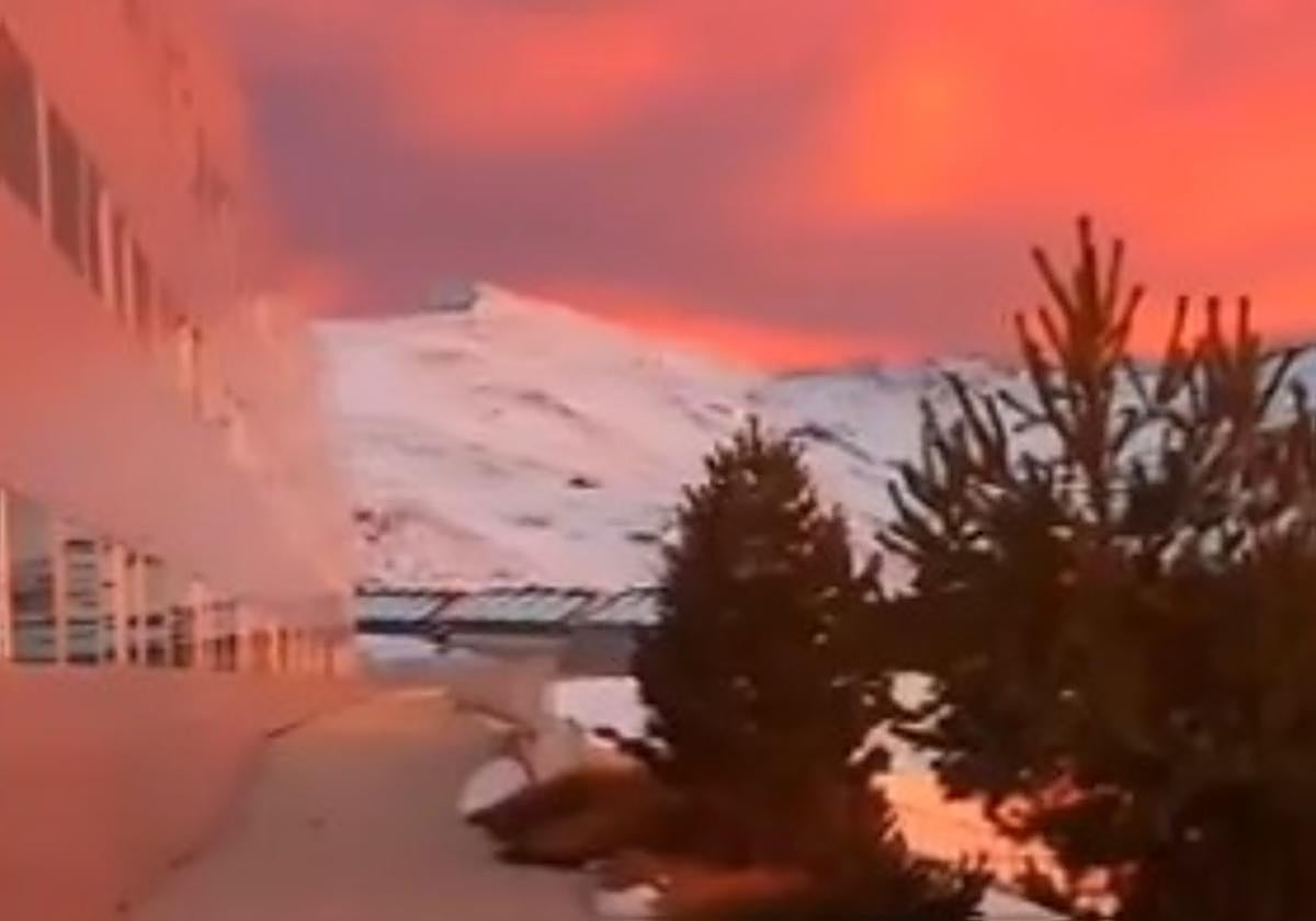 El espectacular atardecer anaranjado desde en Sierra Nevada que se ha hecho viral