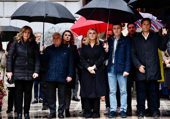 Minuto de silencio a las puertas del Ayuntamiento.