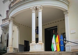 Banderas a media asta en la sede de la Subdelegación del Gobierno en Granada