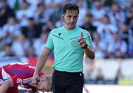 Ais Reig llama la atención a un futbolista durante la visita del Granada al Burgos.