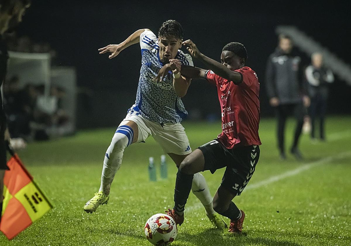 Theo Corbeanu intenta marcharse por velocidad de un rival del Cortes.