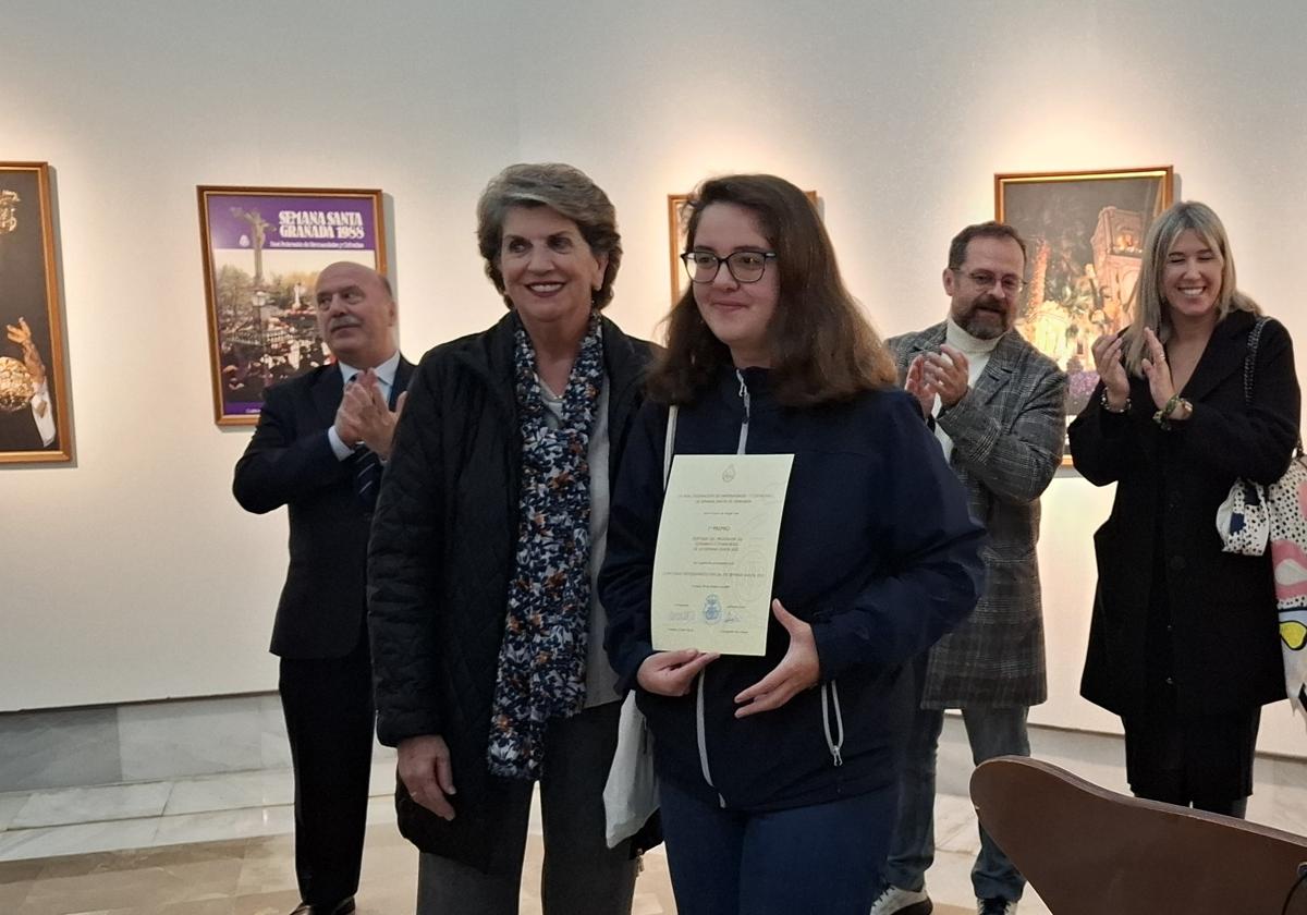 Rosa María López en el momento de recoger el premio que no era suyo.