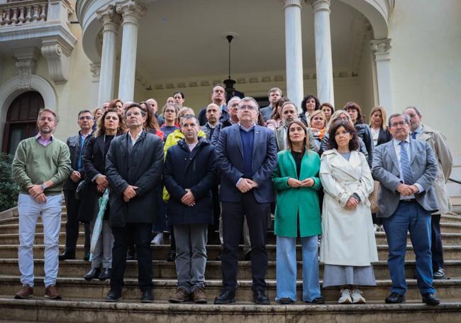 Minuto de silencio a las puertas de la sede de la Subdelegación del Gobierno.