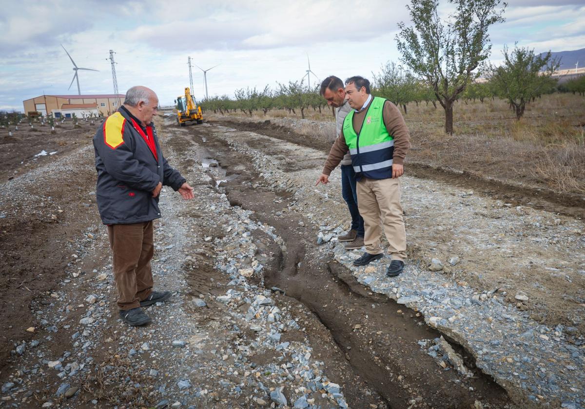 Camino dañado en la localidad.