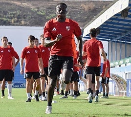 Samu Gomis haciendo un sprint durante el entrenamiento en Linarejos