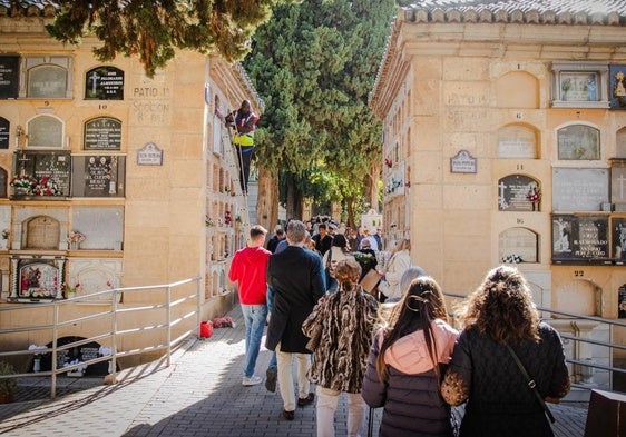 Ambiente en el cementerio de Granada este viernes por el Día de Todos los Santos.