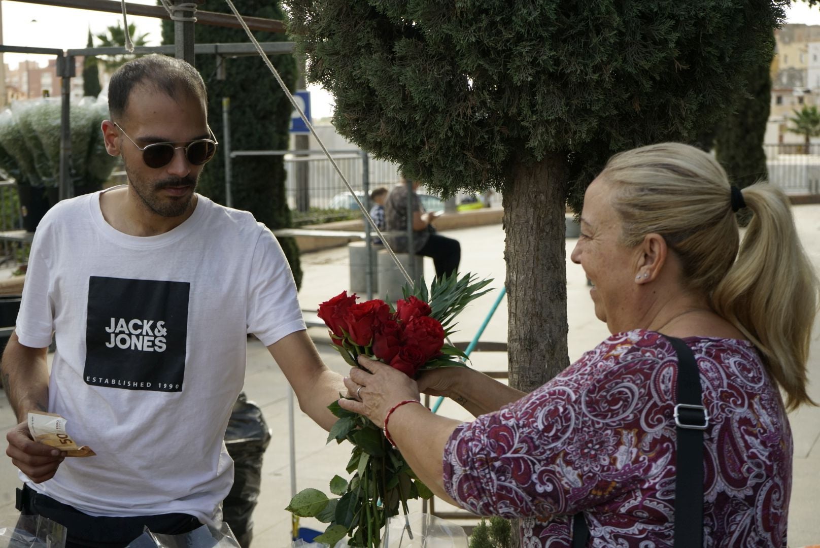 Los cementerios de Almería se llenan de flores para honrar a los difuntos