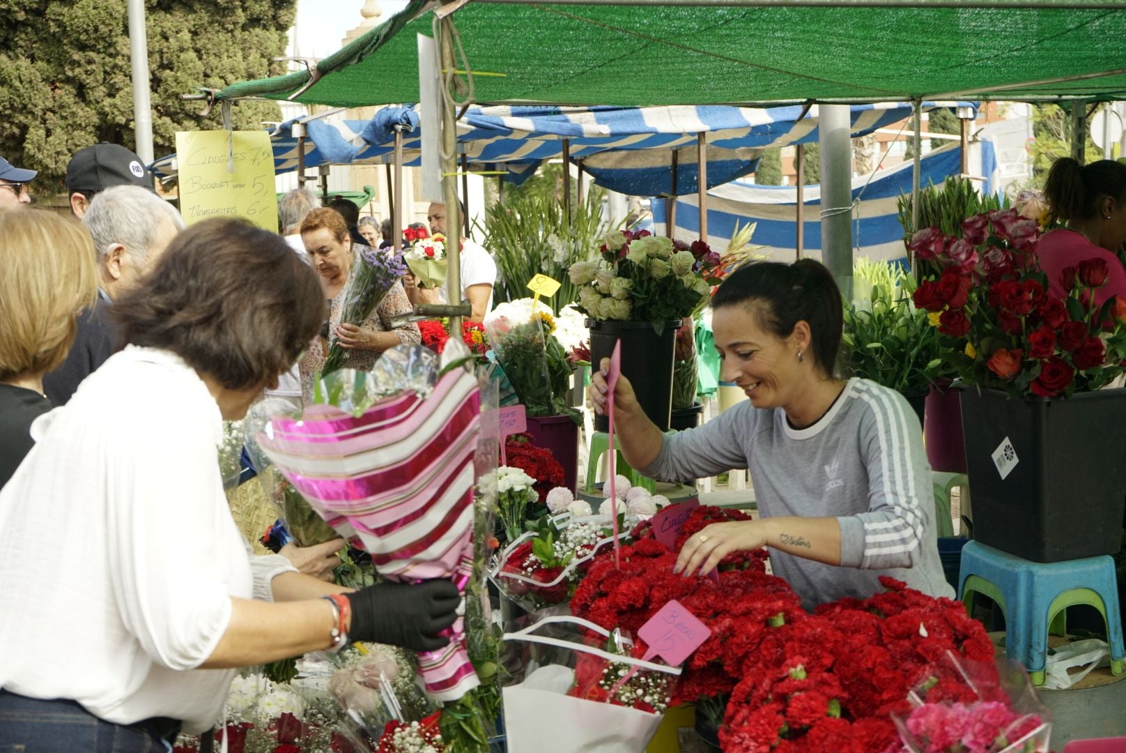 Los cementerios de Almería se llenan de flores para honrar a los difuntos