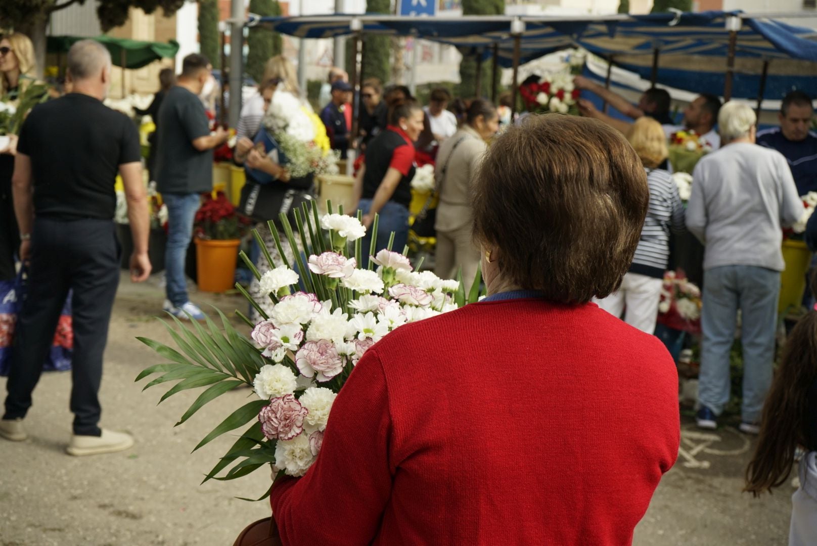 Los cementerios de Almería se llenan de flores para honrar a los difuntos