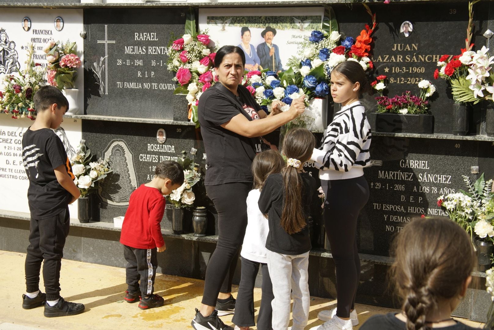 Los cementerios de Almería se llenan de flores para honrar a los difuntos