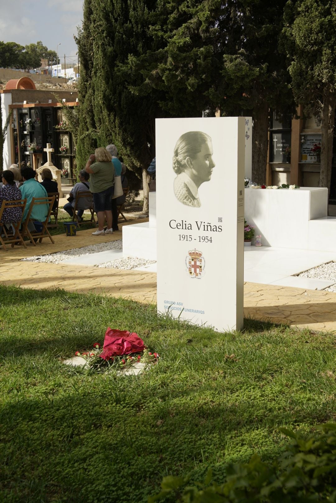Los cementerios de Almería se llenan de flores para honrar a los difuntos