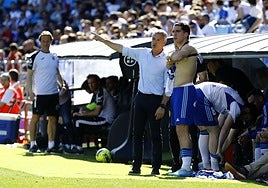 Fran Escribá conversa con uno de sus futbolistas en el Zaragoza antes de darle entrada.
