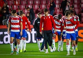 Los futbolistas del Granada se retiran cabizbajos a vestuarios tras perder contra el Levante.