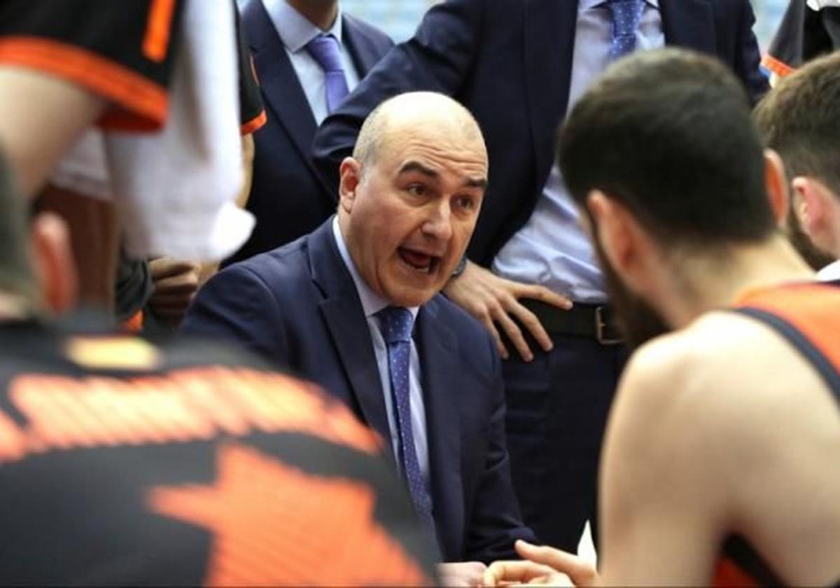 Jaume Ponsarnau dirige a sus jugadores durante un partido anterior.