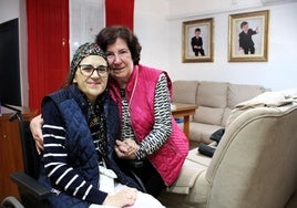 Charo y Chari, hija y madre, en el salón de su casa.