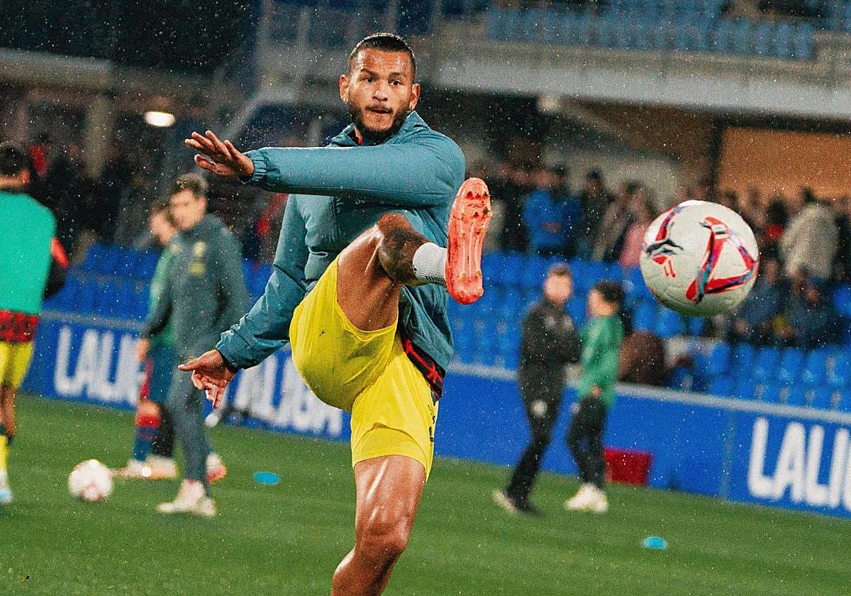 Luis Suárez, disparando durante el calentamiento del Almería. uda