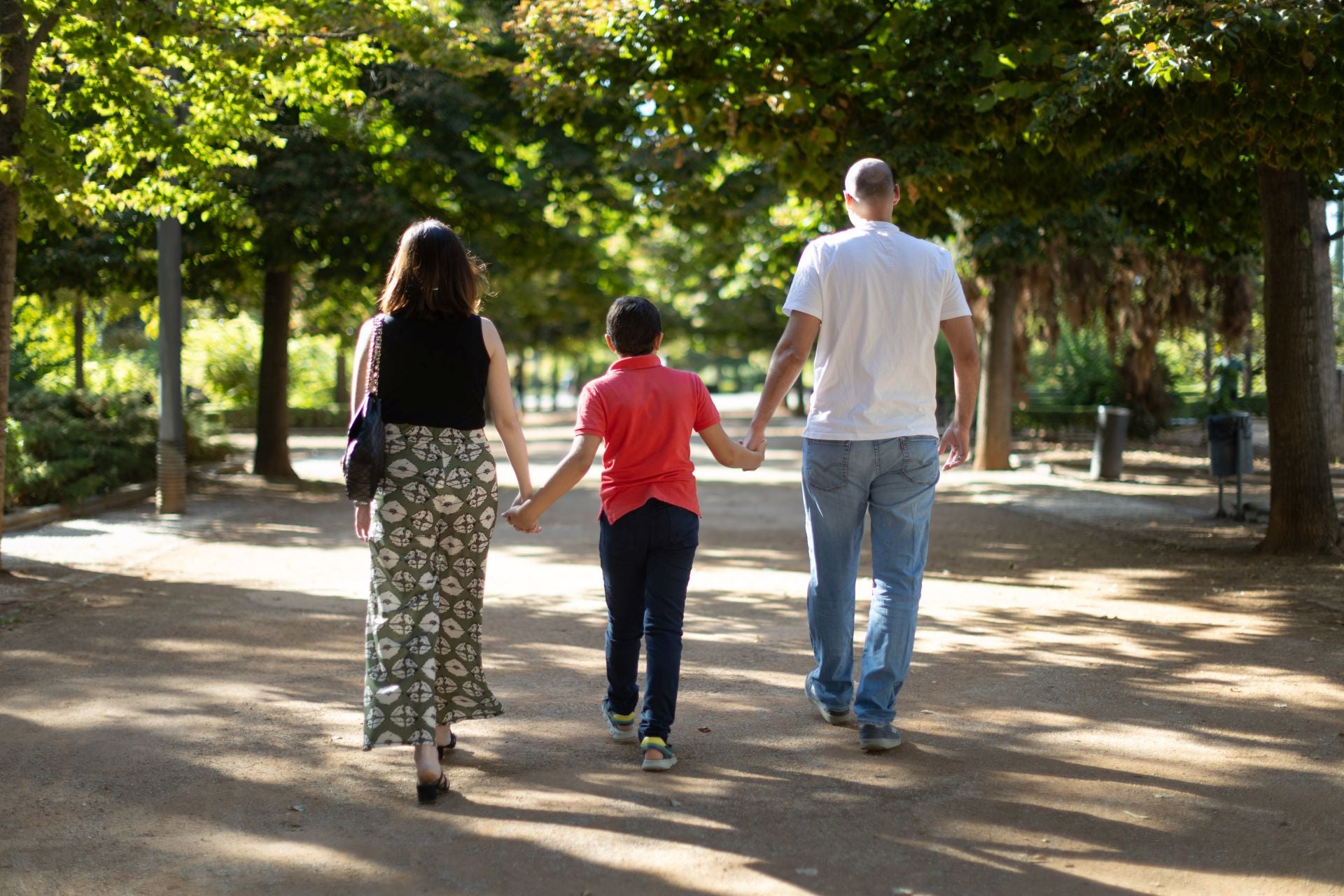 Julio pasea con sus padres por el parque García Lorca.