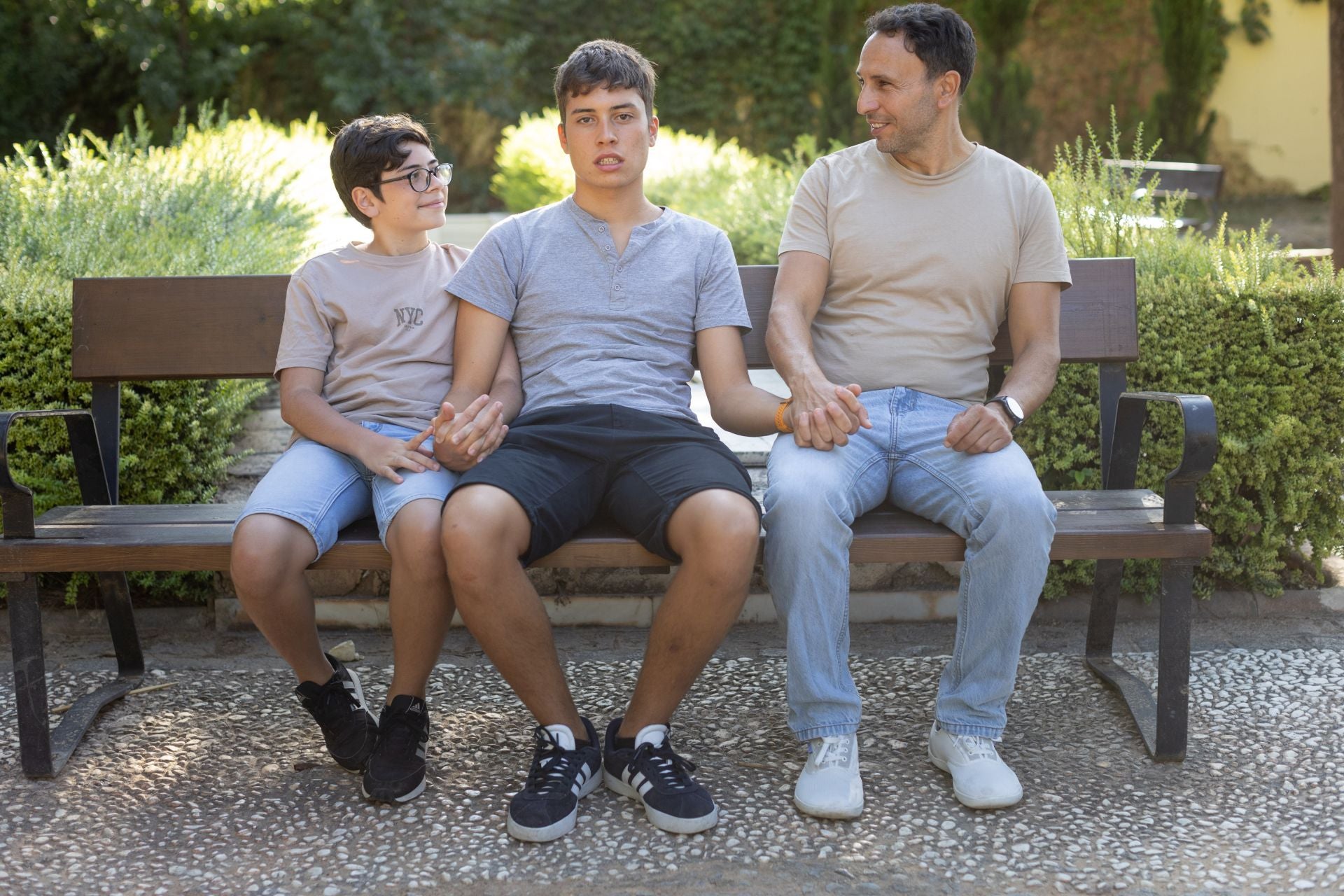 José Daniel con su hermano pequeño y su padre.