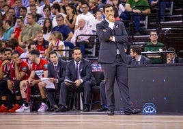 Pablo Pin, pensativo junto al banquillo del Covirán.