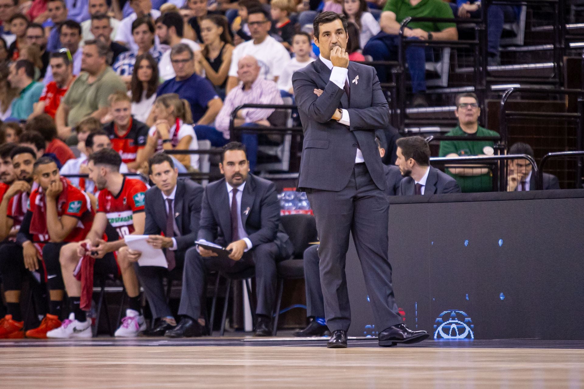 Pablo Pin, pensativo junto al banquillo del Covirán.