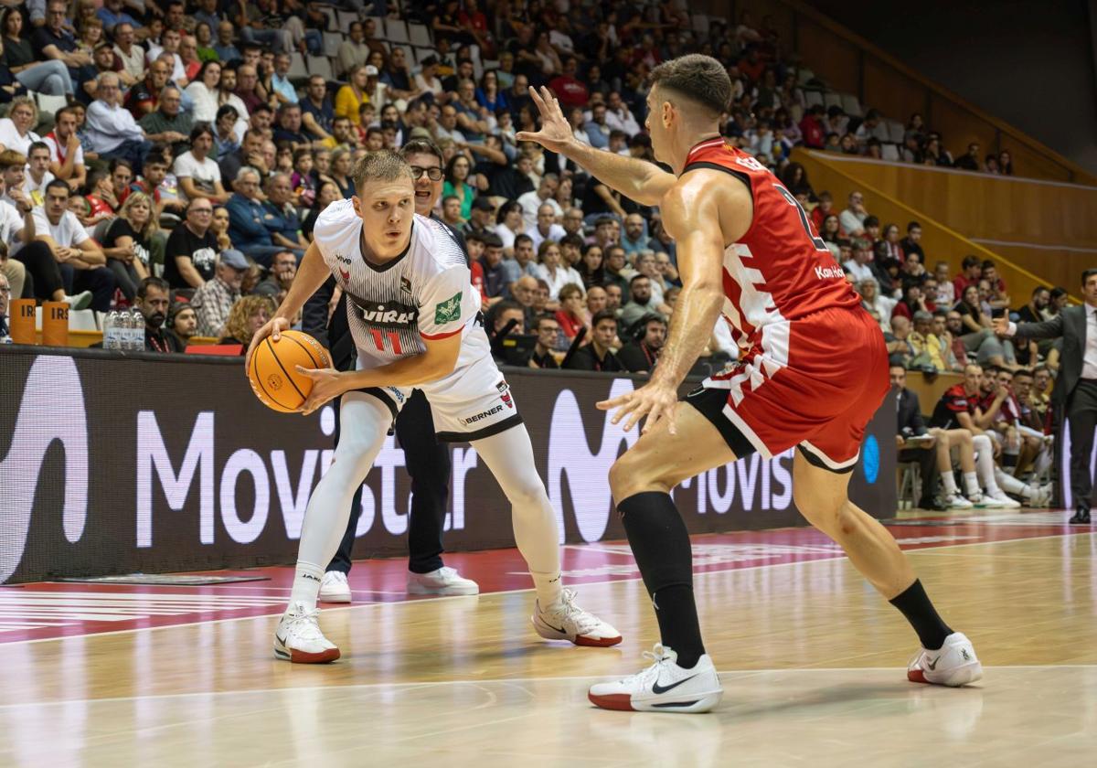 Elias Valtonen prepara el pase en el gran partido que el Covirán disputó en Fontajau, con Amine Noua a la derecha atento y Pablo Pin expresivo al fondo.