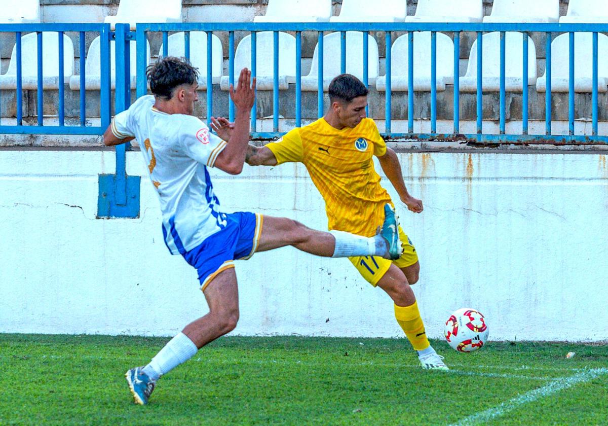 El lateral Chey defiende en un partido anterior con el Motril.