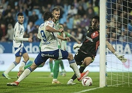 Iván Azón bate a Diego Mariño en el segundo gol del Zaragoza.