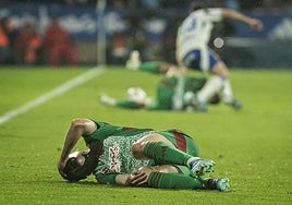 Sergio Ruiz se duele de la rodilla derecha sobre el césped.