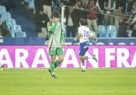 Manu Trigueros se echa la mano a la cara tras el primer gol del Zaragoza.