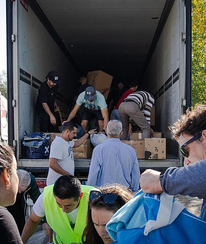 Imagen secundaria 2 - Carga de tráileres con el material donado.