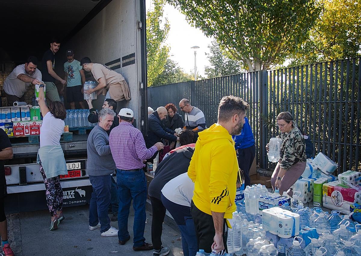 Imagen secundaria 1 - Carga de tráileres con el material donado.