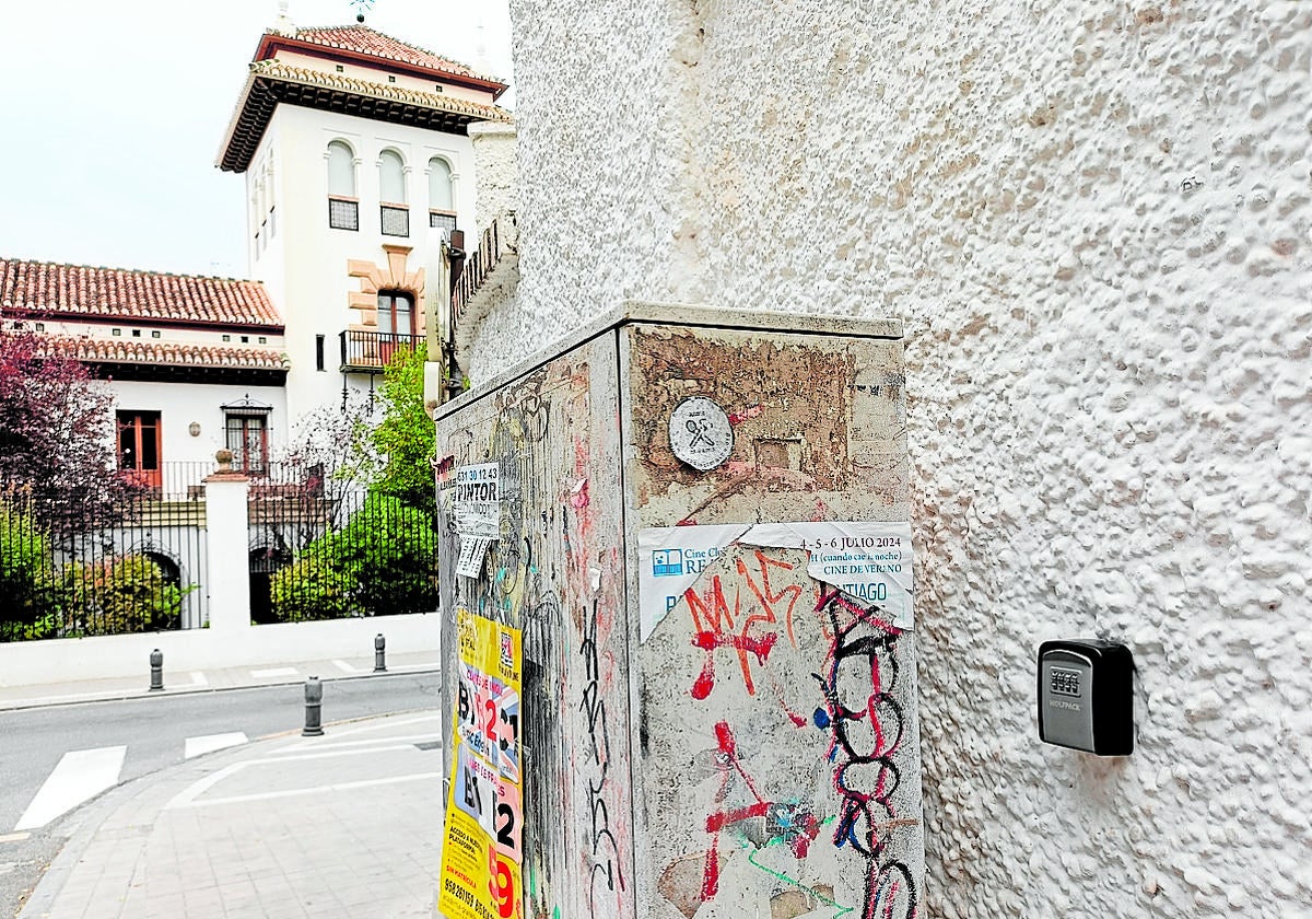 Cajetín de llaves, ya retirado, en la pared del colegio público José Hurtado del Realejo.