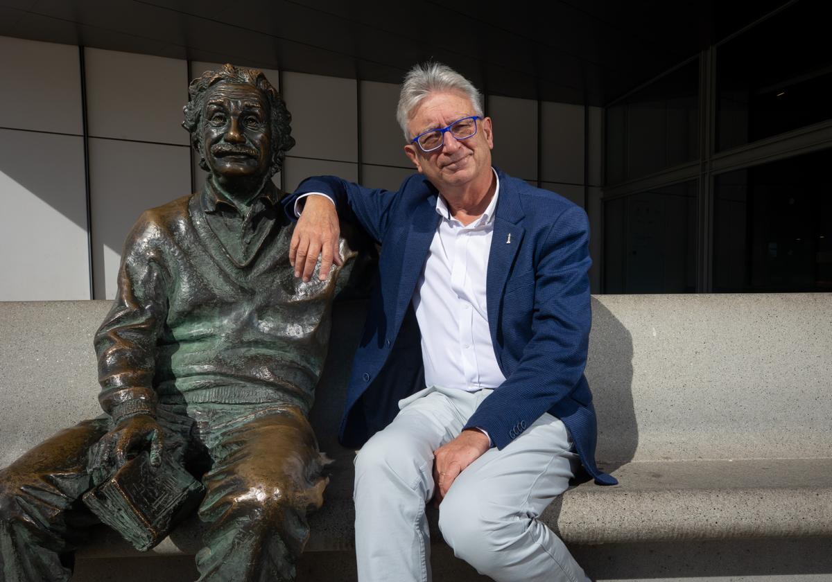 Luis Alcalá, en la entrada del Parque de las Ciencias.