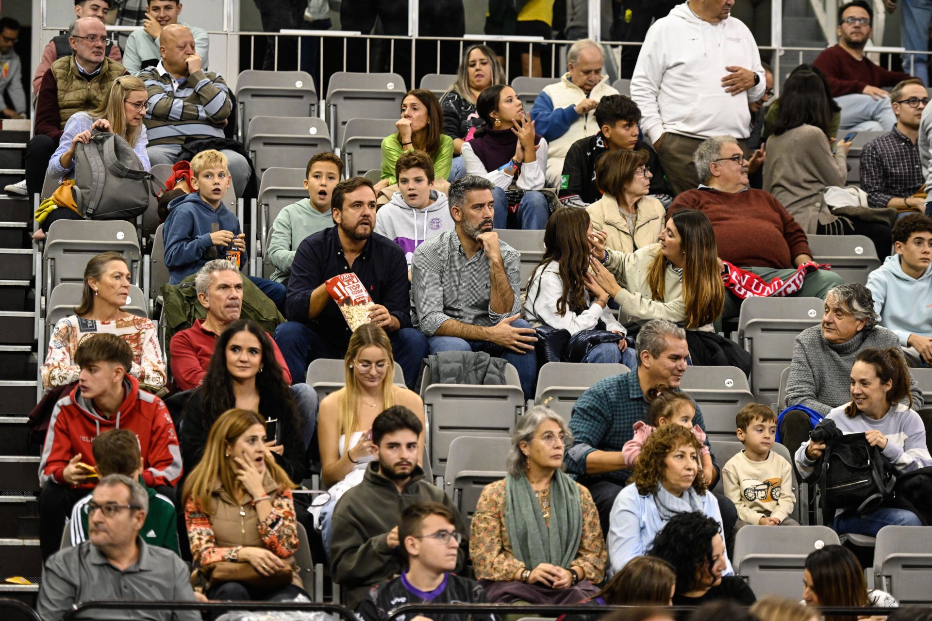 Encuéntrate en la grada durante el Covirán - Bilbao Basket