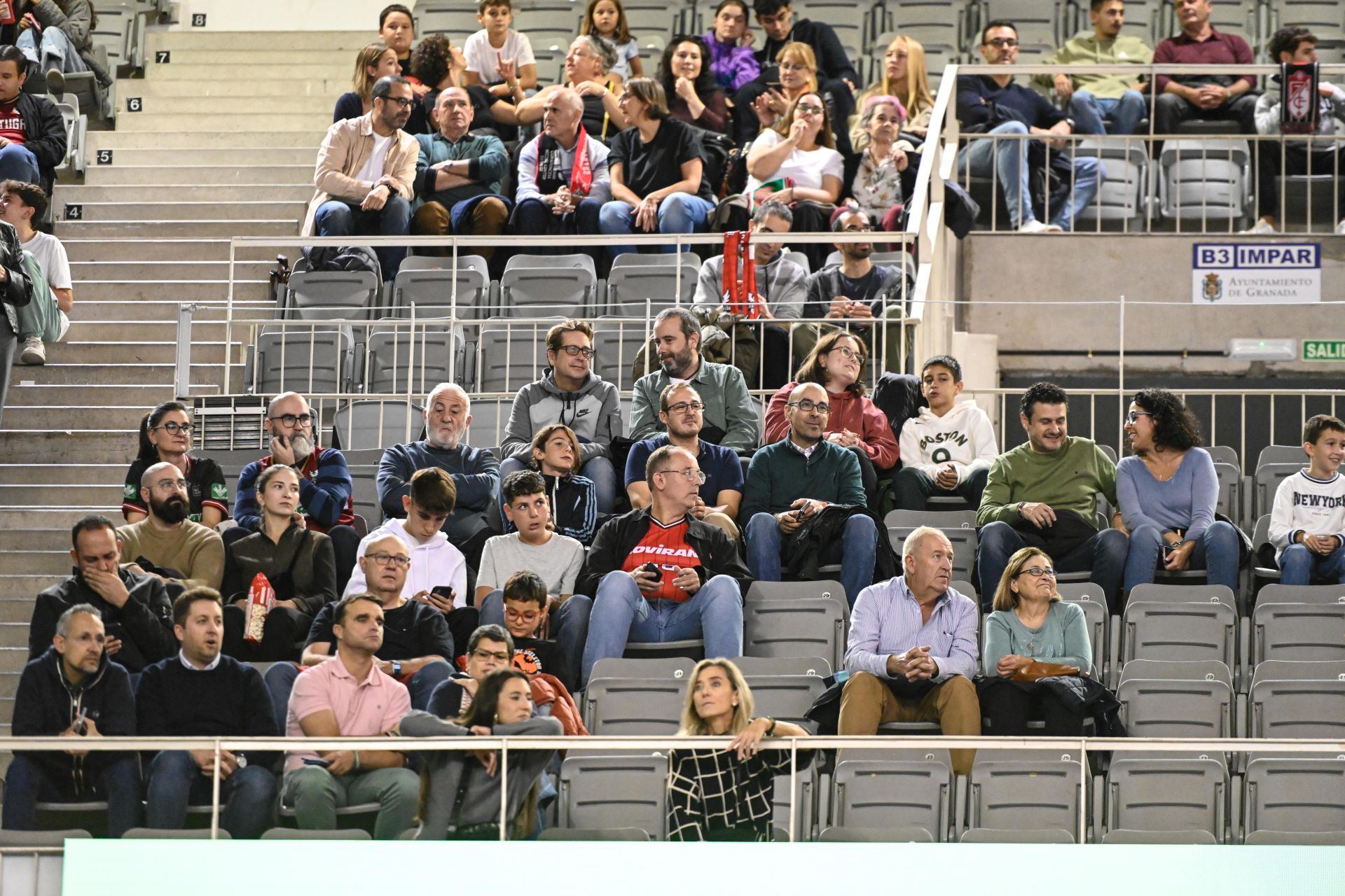 Encuéntrate en la grada durante el Covirán - Bilbao Basket