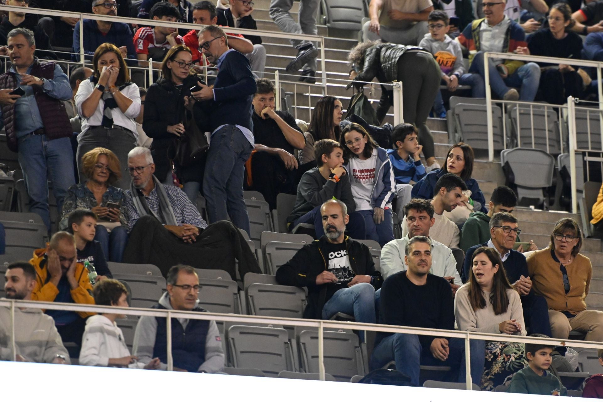 Encuéntrate en la grada durante el Covirán - Bilbao Basket